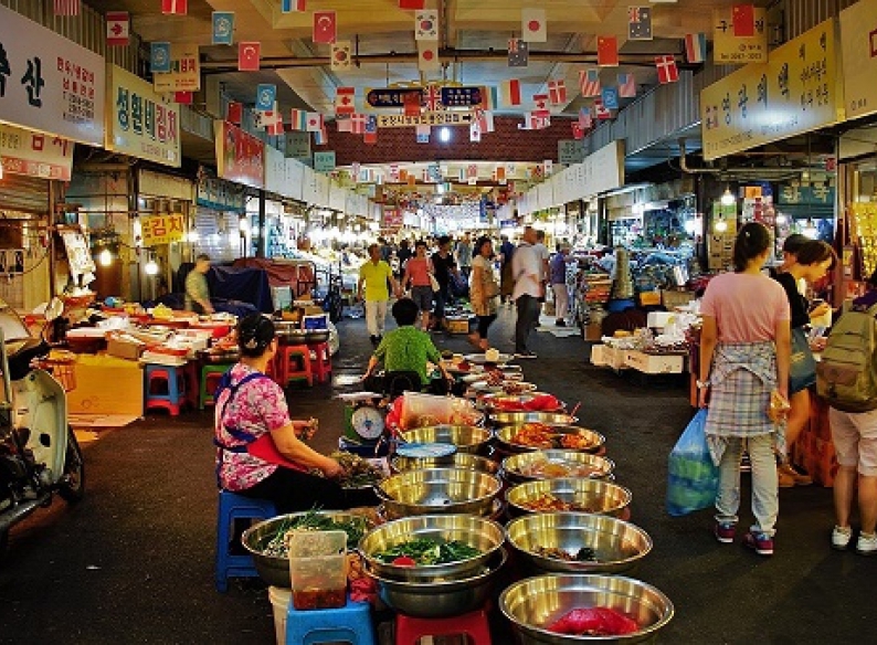 Bên trong chợ thịt heo lớn nhất TP.HCM: thịt heo được đeo vòng nhận diện, quét mã truy xuất nguồn gốc